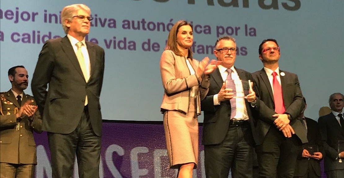 La Reina Letizia entrega un premio a la Sociedad Extremeña de Enfermedades Raras