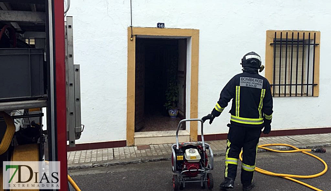 Rápida actuación de los bomberos en un incendio de una vivienda en Zafra