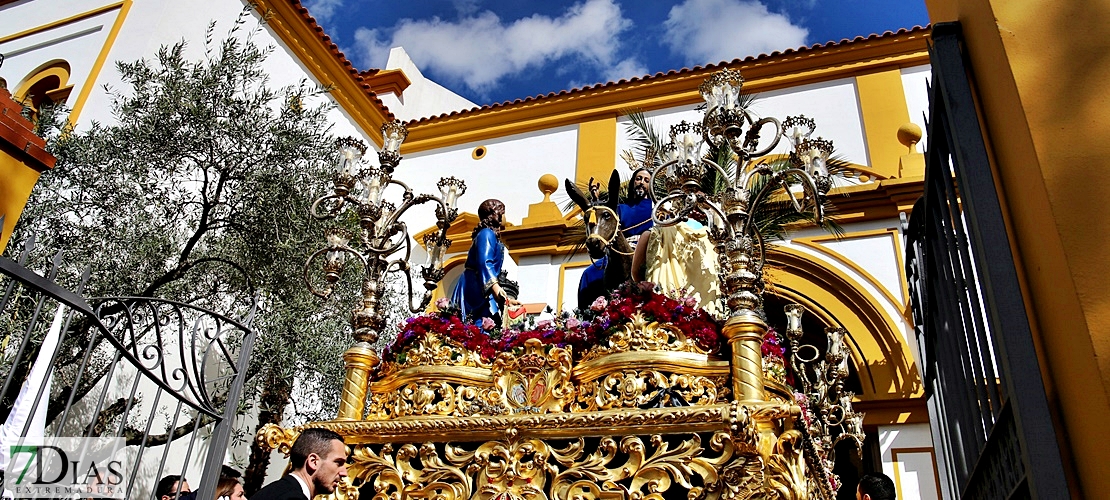 La Borriquita abre la Semana Santa pacense ante la atenta mirada de sus fieles