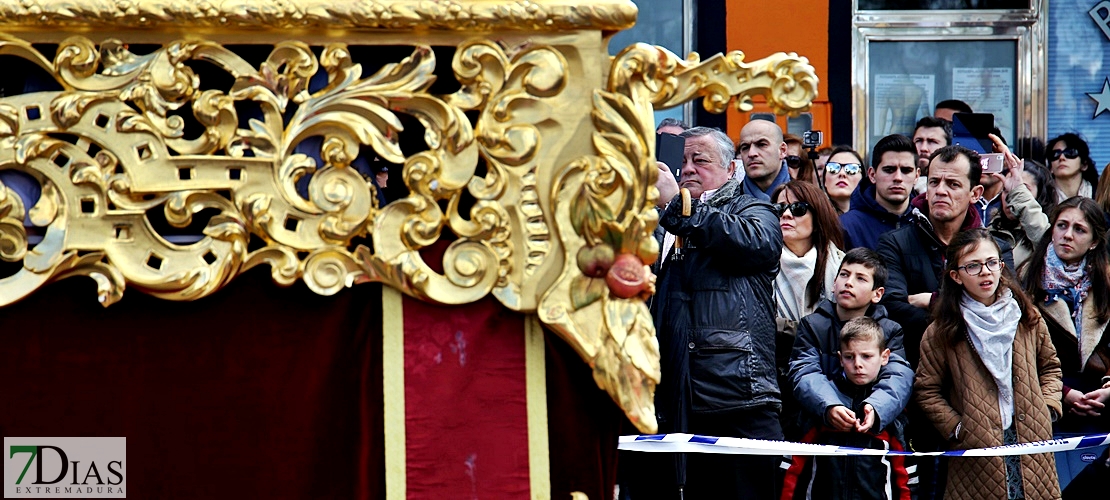 La Borriquita abre la Semana Santa pacense ante la atenta mirada de sus fieles