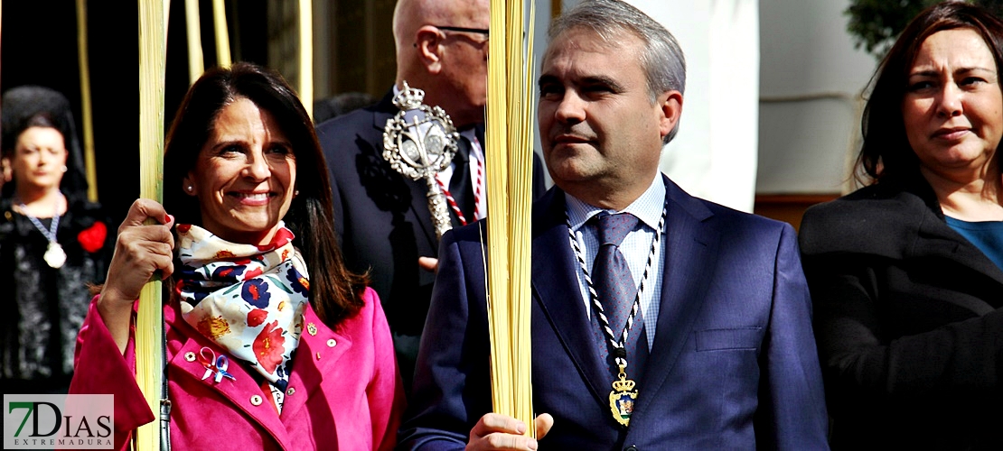 La Borriquita abre la Semana Santa pacense ante la atenta mirada de sus fieles