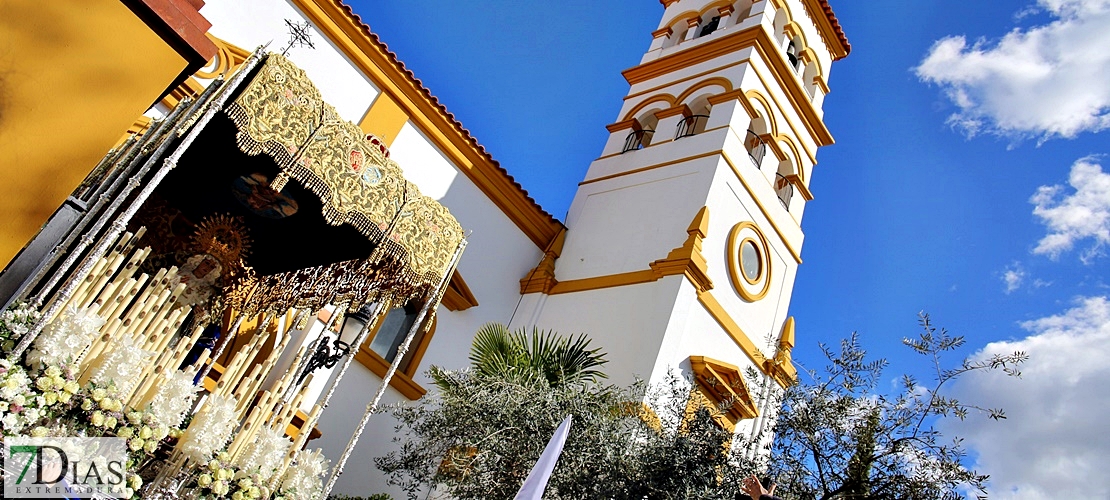 La Borriquita abre la Semana Santa pacense ante la atenta mirada de sus fieles