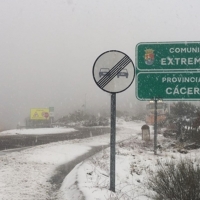 La nieve corta tres carreteras en el norte de Cáceres