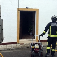 Rápida actuación de los bomberos en un incendio de una vivienda en Zafra