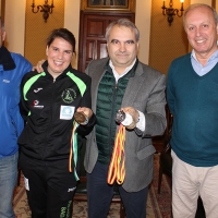 El alcalde pacense recibe a la campeona de España, Elena Ayuso