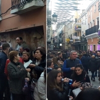 Ambiente en la calle San Juan para ver la salida del Lunes Santo