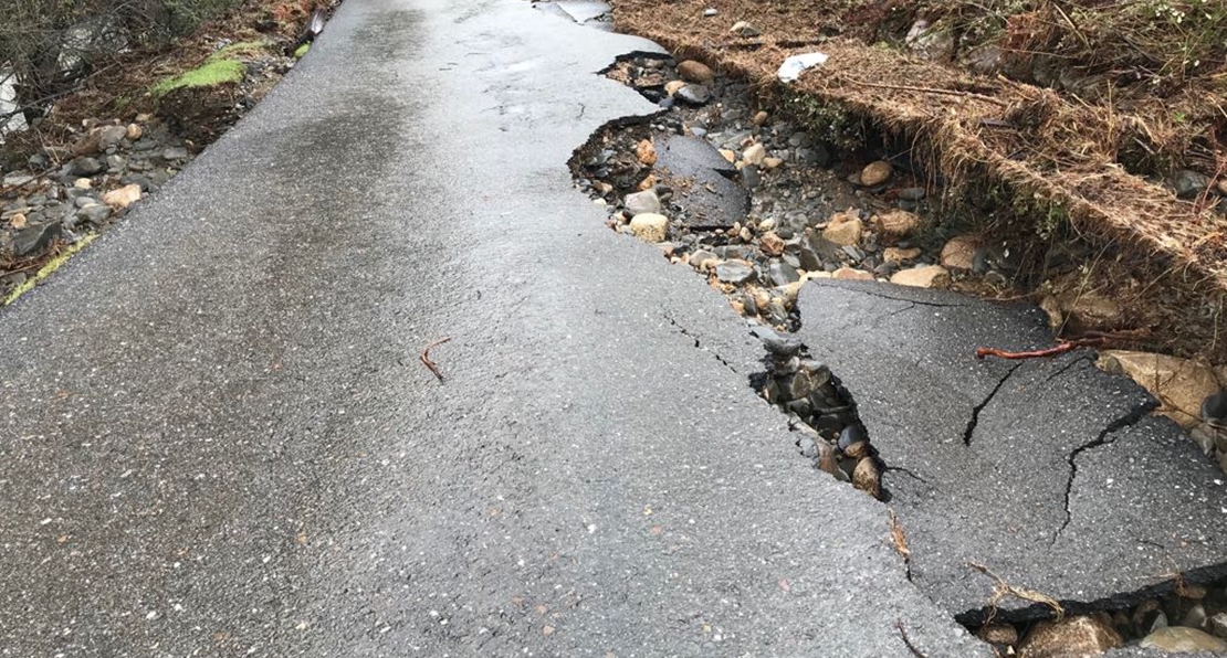 La pista que lleva hasta el embalse de Acebo, un peligro