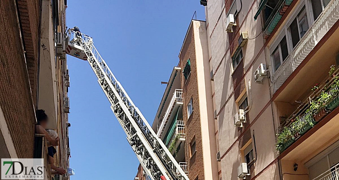 Los bomberos acceden a una vivienda por la ventana para asistir a una mujer