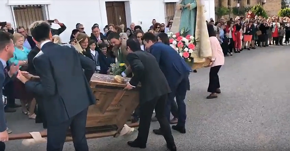 Cae el Cristo al suelo en la procesión de Arroyo de San Serván (Badajoz)