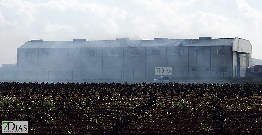 Arde una planta de reciclaje en Villafranca (Badajoz)