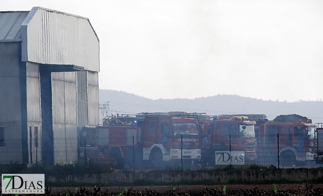 Arde una planta de reciclaje en Villafranca (Badajoz)