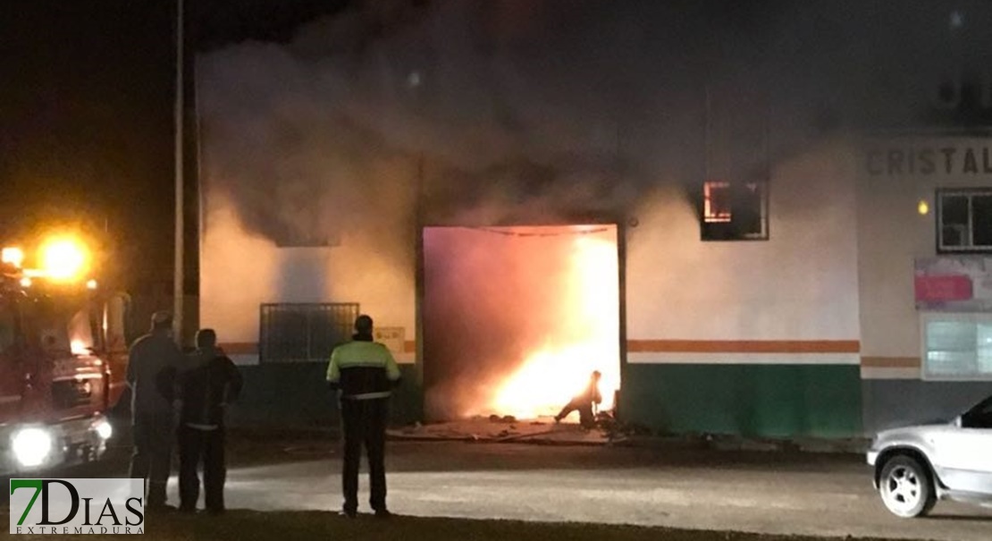 Un incendio causa daños importantes en una nave empresarial