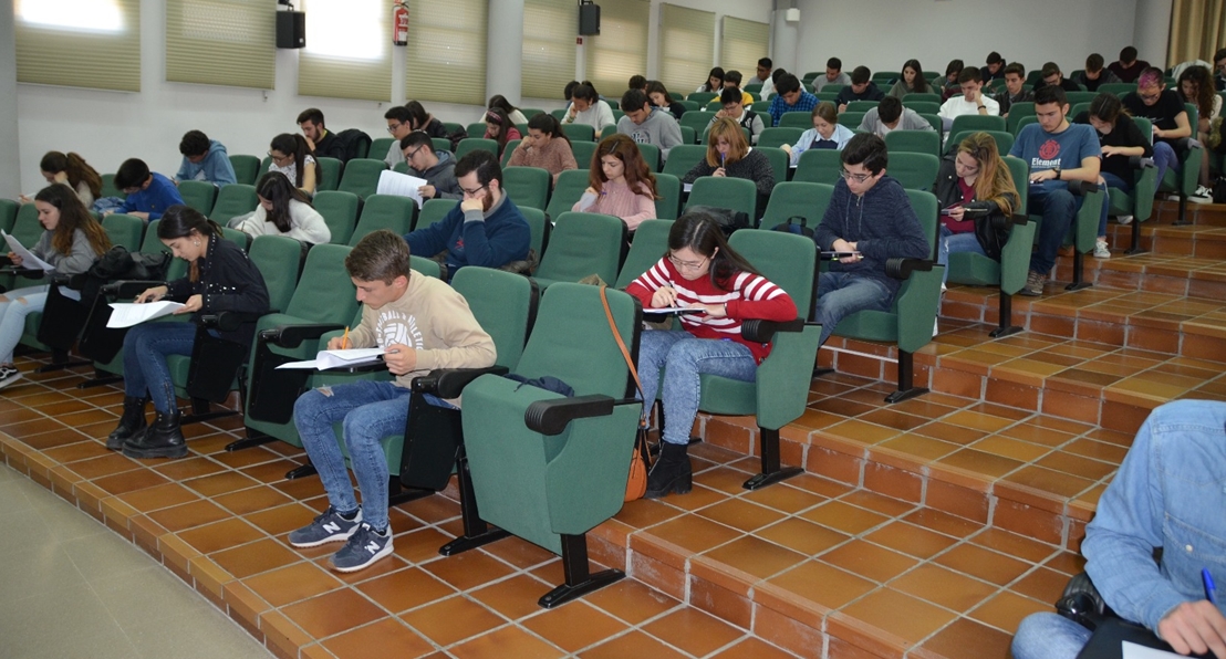 Diplomas y premios en euros para alumnos de segundo de Bachillerato