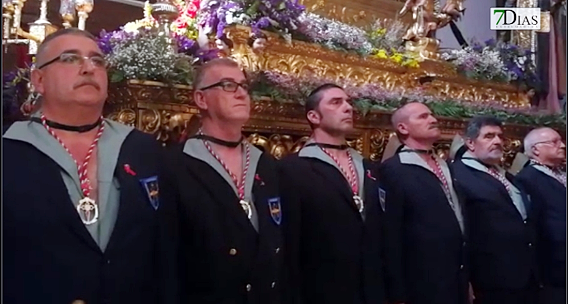 Legionarios veteranos escoltan al Cristo de la Buena Muerte