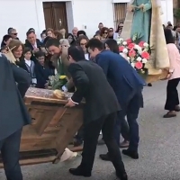 Cae el Cristo al suelo en la procesión de Arroyo de San Serván (Badajoz)