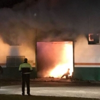 Un incendio causa daños importantes en una nave empresarial