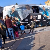 Colas en Badajoz para visitar el autobús del Real Madrid