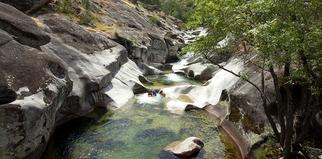 Muere tras caer al agua en la Garganta de los Infiernos