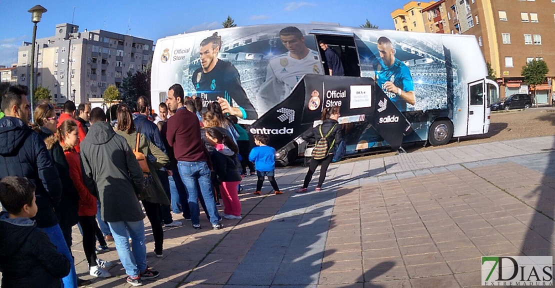 Colas en Badajoz para visitar el autobús del Real Madrid