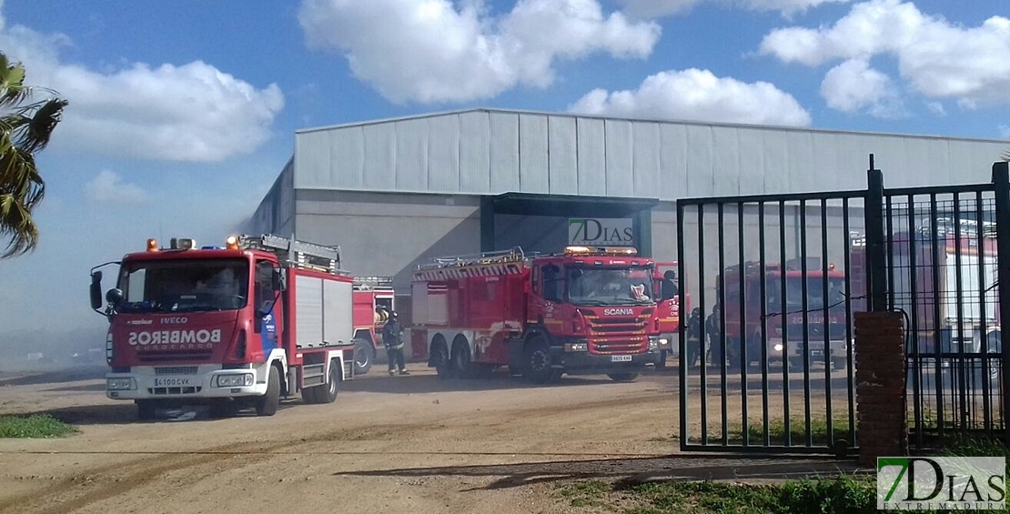 Arde una planta de reciclaje en Villafranca (Badajoz)