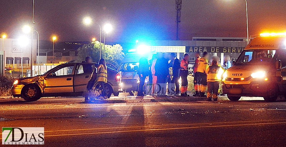 Colisión entre dos turismos en la carretera de Campo Maior