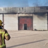 Imágenes del incendio que ha calcinado la nave de empresa extremeña