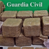 Arroja 21 kilos de hachís a la cuneta para librarse de la Guardia Civil