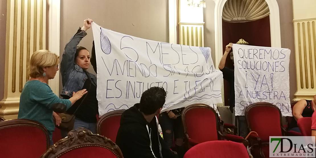 Pancartas en el pleno para que se regule la &#39;okupación&#39; en Suerte de Saavedra