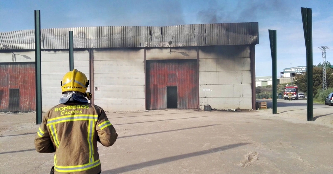 Imágenes del incendio que ha calcinado la nave de empresa extremeña