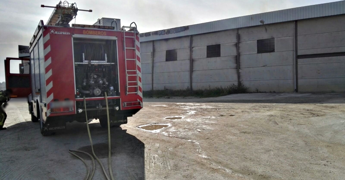 Imágenes del incendio que ha calcinado la nave de empresa extremeña