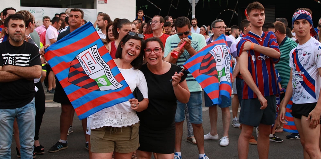 Almendralejo comienza a llenarse para celebrar el ascenso del Extremadura