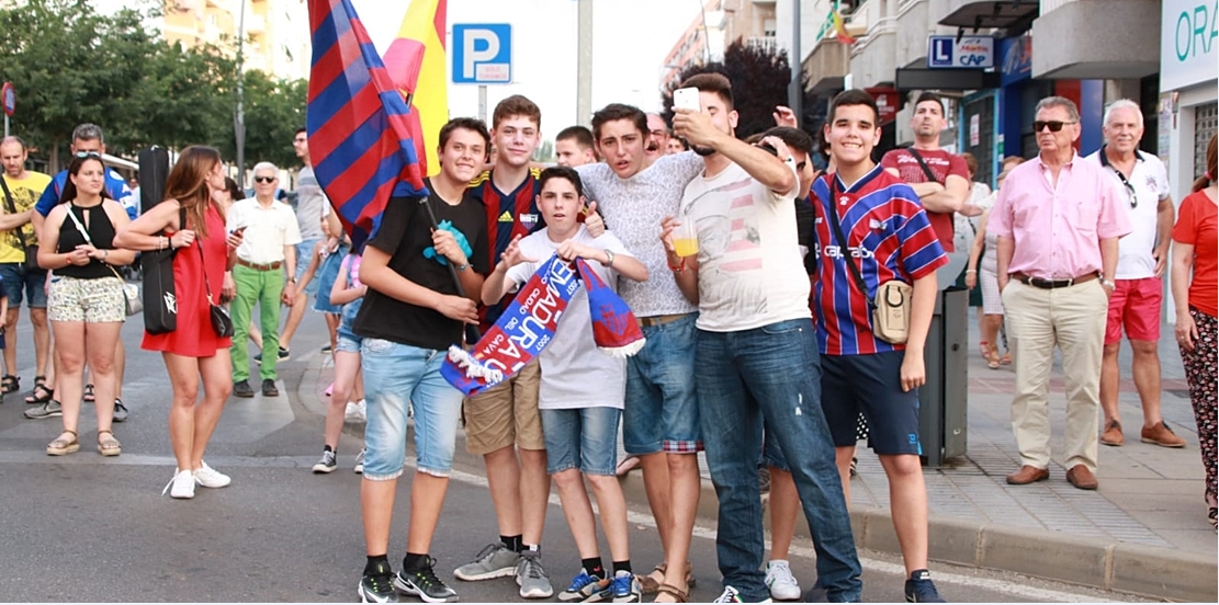 Almendralejo comienza a llenarse para celebrar el ascenso del Extremadura