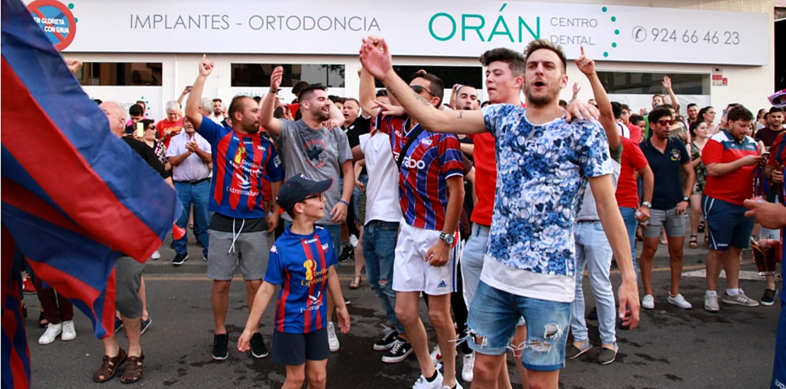 Almendralejo comienza a llenarse para celebrar el ascenso del Extremadura