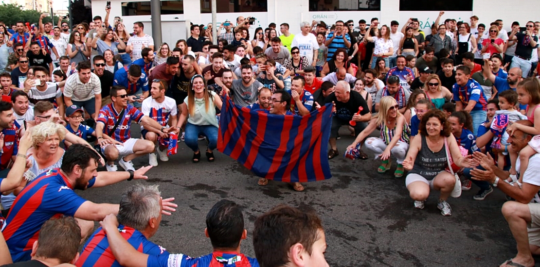 Almendralejo comienza a llenarse para celebrar el ascenso del Extremadura