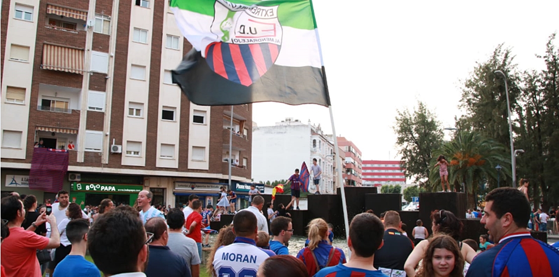 Almendralejo comienza a llenarse para celebrar el ascenso del Extremadura