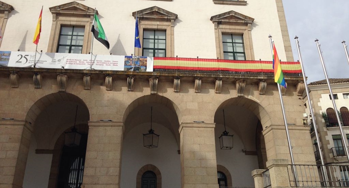 El Ayuntamiento de Cáceres iza la bandera arco iris