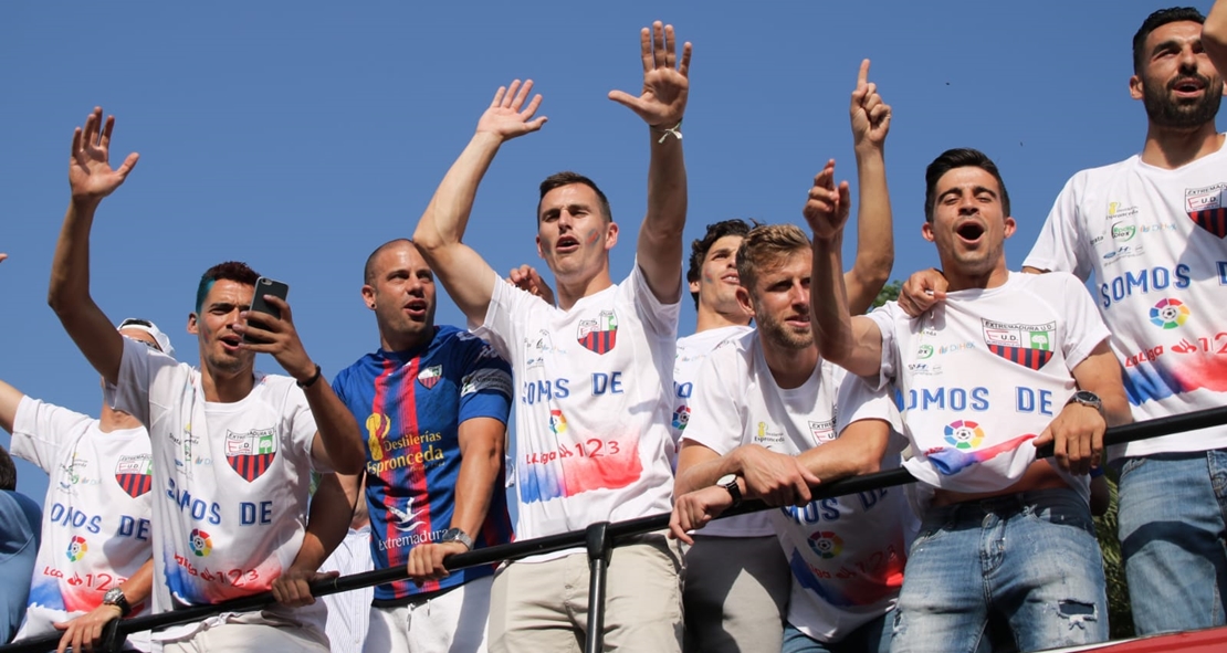 Los jugadores del Extremadura llegan a Almendralejo