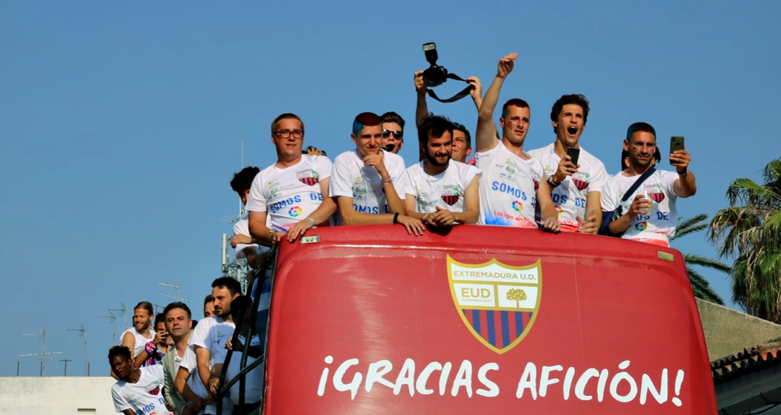 Los jugadores del Extremadura llegan a Almendralejo