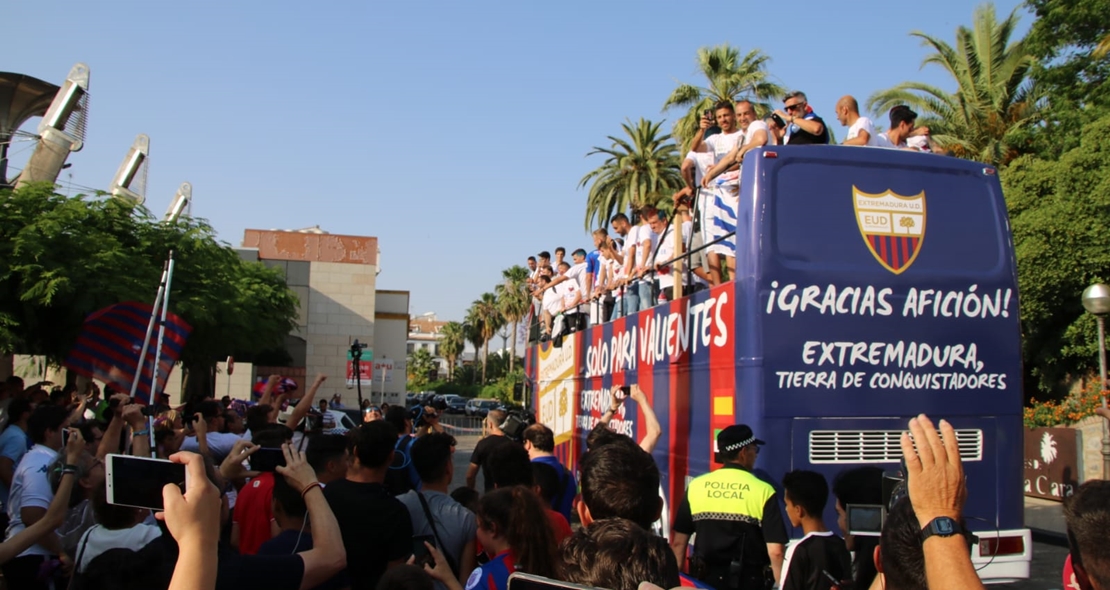 Los jugadores del Extremadura llegan a Almendralejo