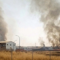 Los bomberos actúan en un incendio entre la Barriada de Llera y Las Vaguadas