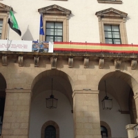 El Ayuntamiento de Cáceres iza la bandera arco iris