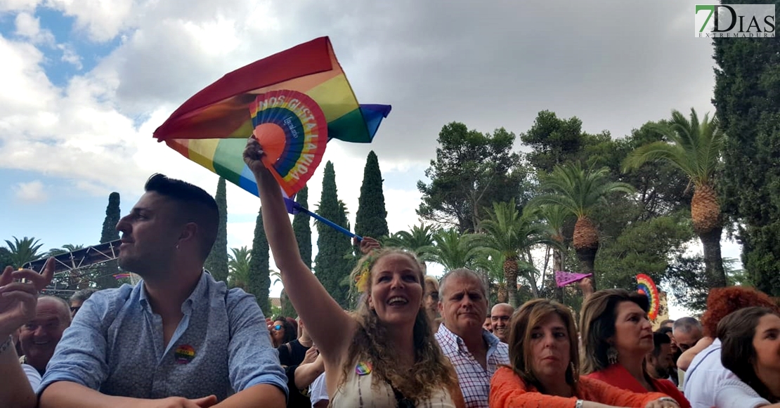 Miles de personas van llegando a los escenarios de Los Palomos