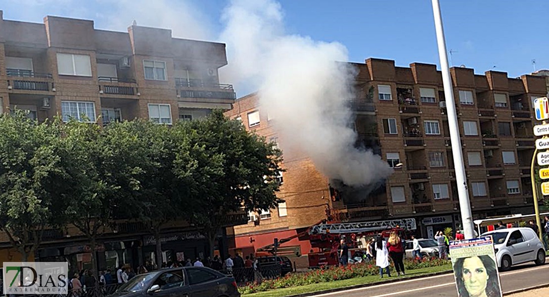 Rescatado por el balcón tras incendiarse su casa