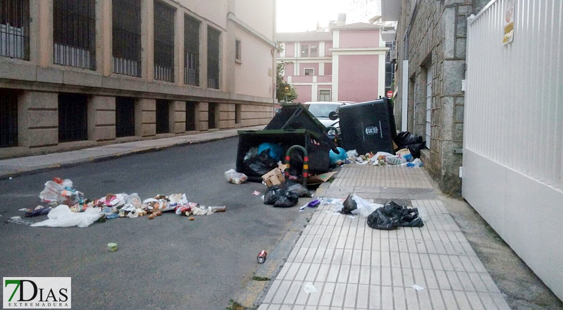 HUELGA EN LA BASURA: Los senegaleses limpian y los vándalos ensucian Badajoz