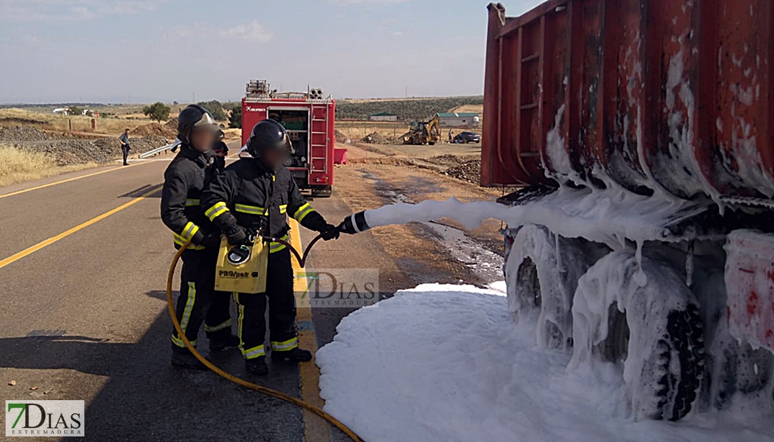 Incendio de un tráiler mientras circulaba por la carretera N-502