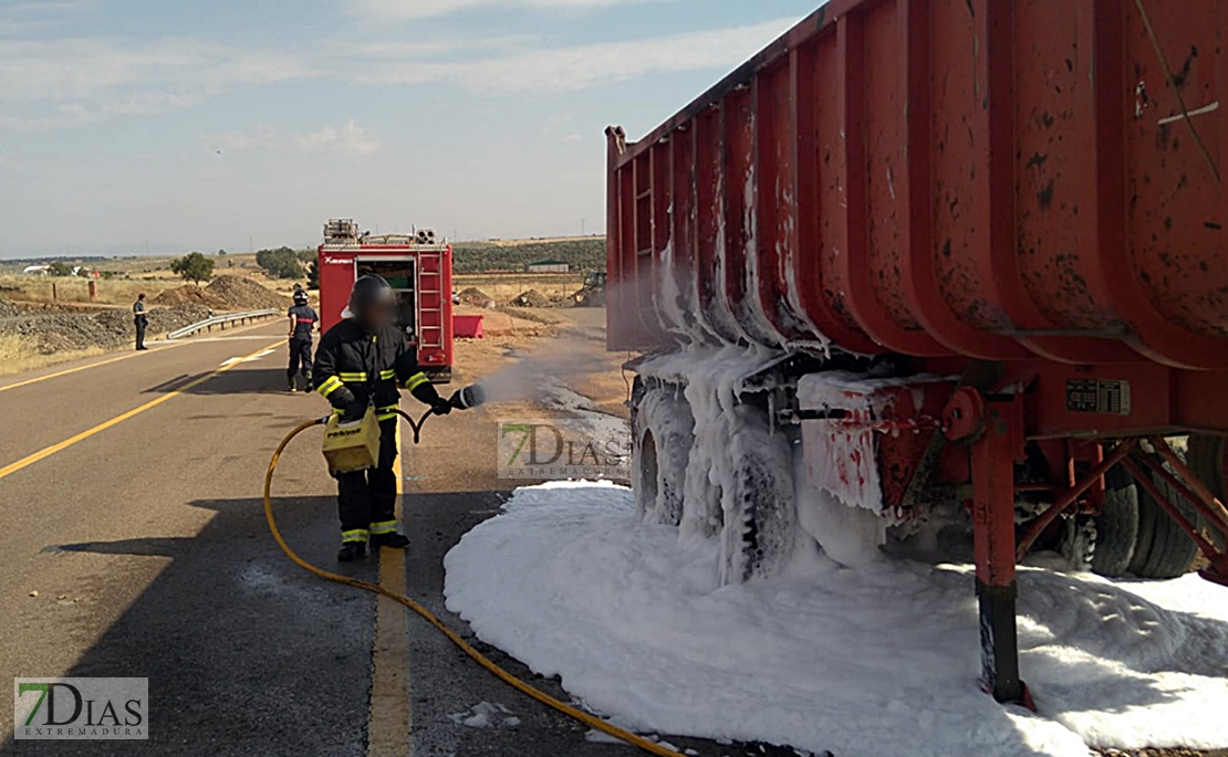 Incendio de un tráiler mientras circulaba por la carretera N-502