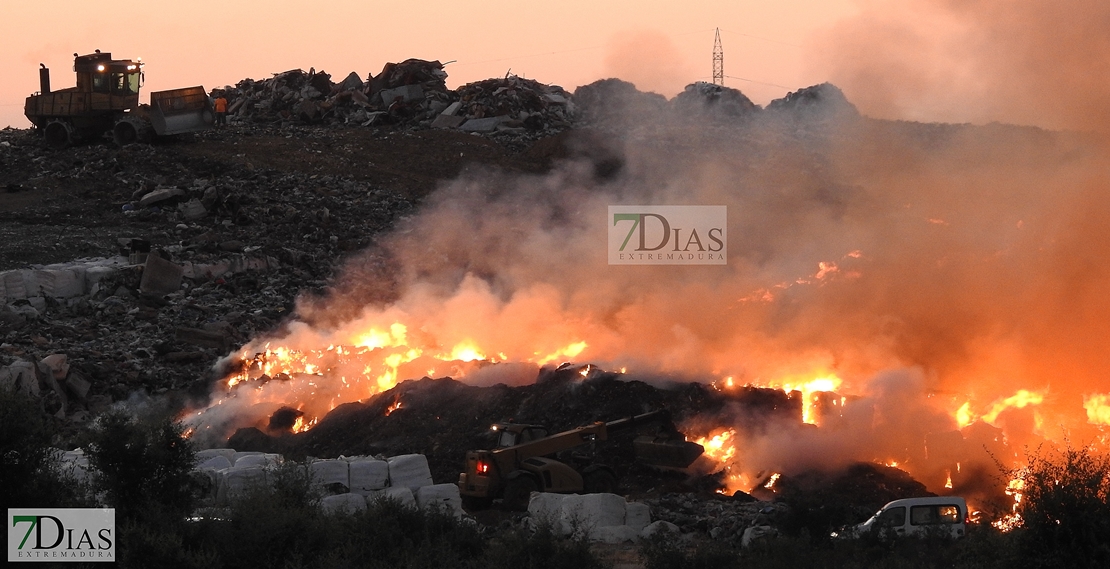 Bomberos de Badajoz y Operarios intentan sofocar un incendio en la Planta de Tratamiento (R.S.U.)