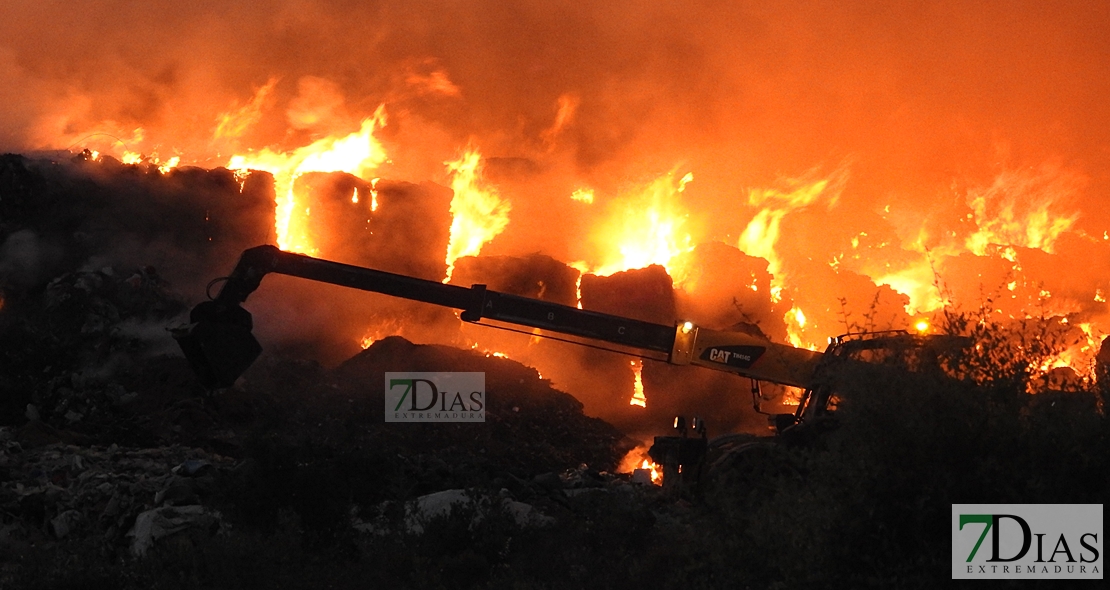 Bomberos de Badajoz y Operarios intentan sofocar un incendio en la Planta de Tratamiento (R.S.U.)