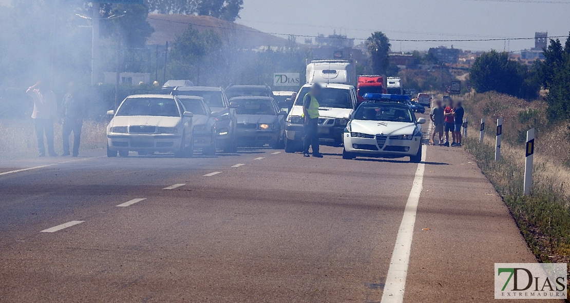 Un incendio obliga a cortar la carretera de Sevilla casi una hora