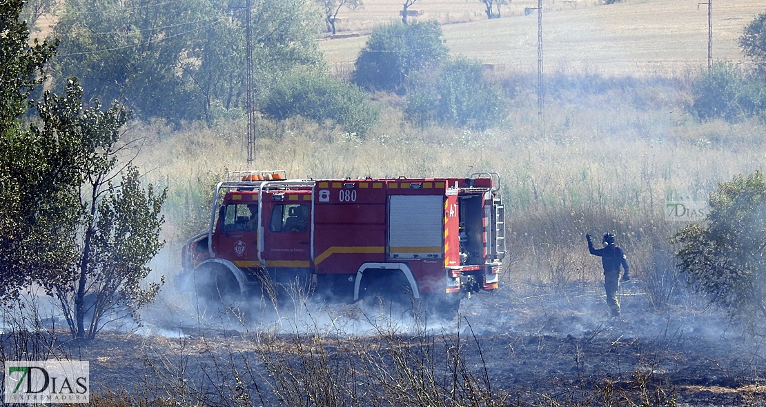 Un incendio obliga a cortar la carretera de Sevilla casi una hora